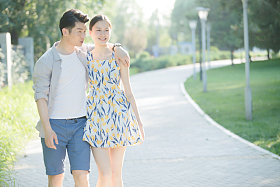 浪漫情侣在公园散步