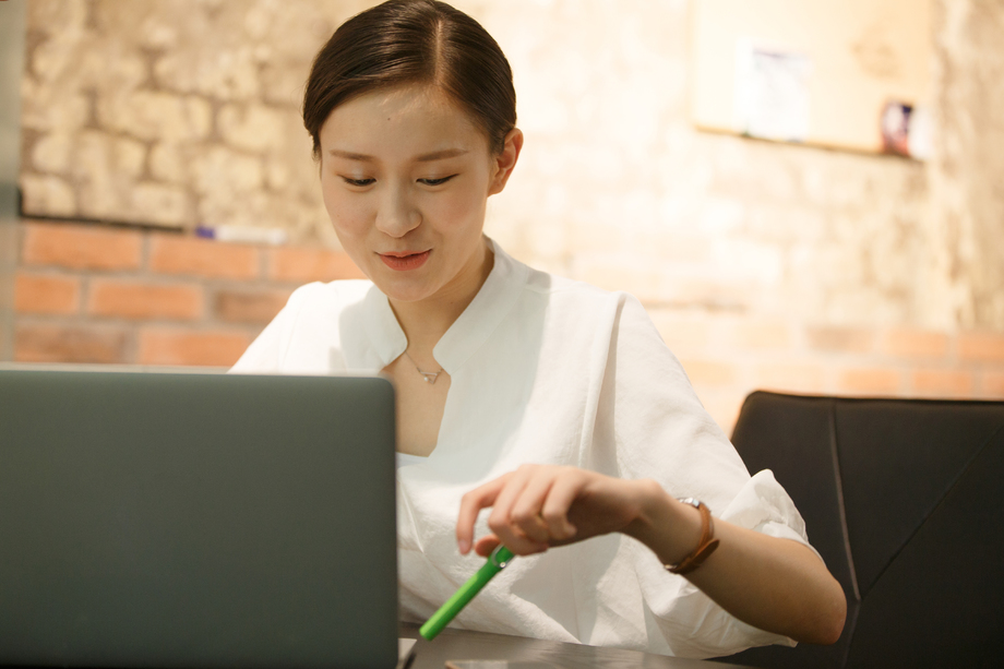 青年女人在办公室 青年女人在办公室