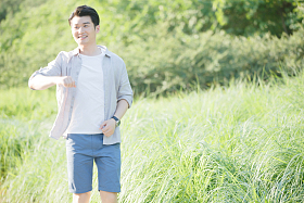 青年男人跑步锻炼身体图片