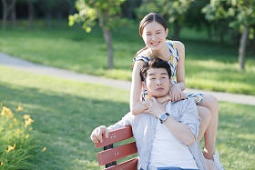 快乐情侣坐在公园