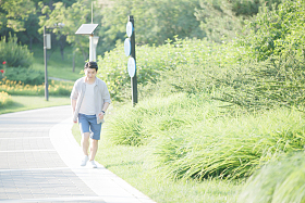 青年男人跑步锻炼身体图片