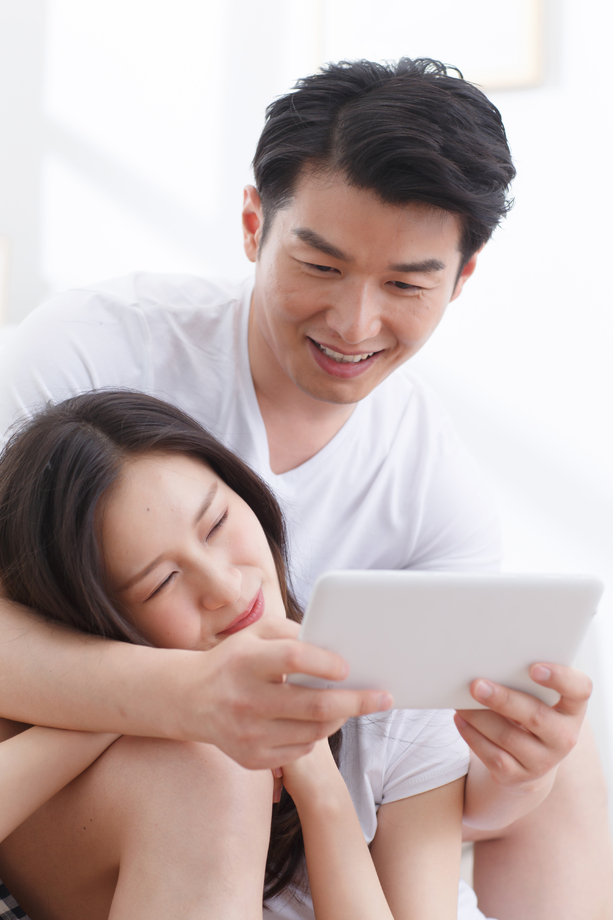 青年情侣看平板电脑 青年情侣看平板电脑