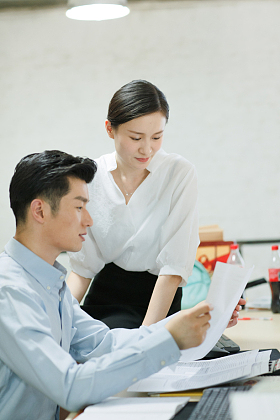 青年人在办公室
