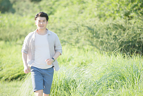 青年男人跑步锻炼身体图片