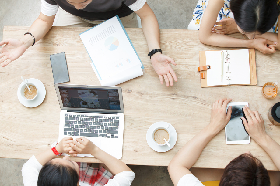 青年人在工作室里工作 青年人在工作室里工作