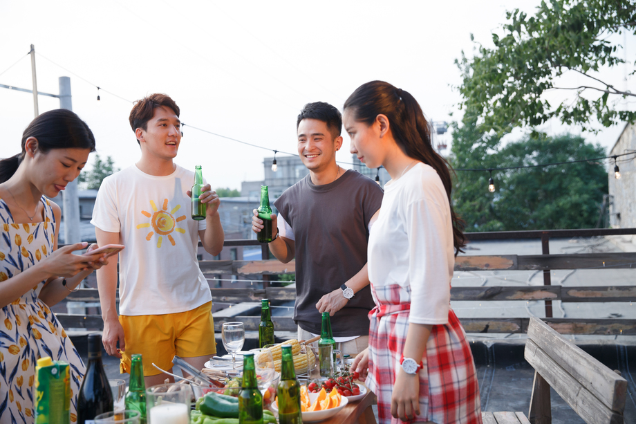 青年人聚会照片