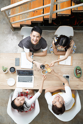 青年人在工作室里工作