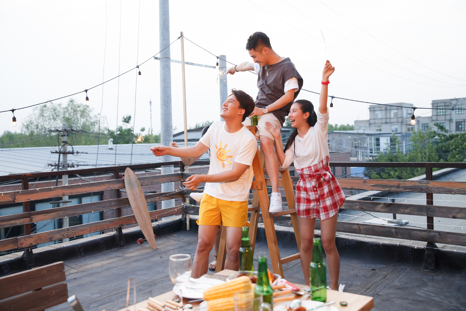 青年人聚 青年人聚