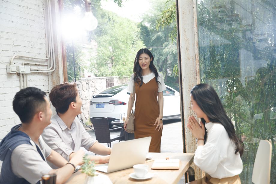 在工作室里的青年人照片 在工作室里的青年人照片