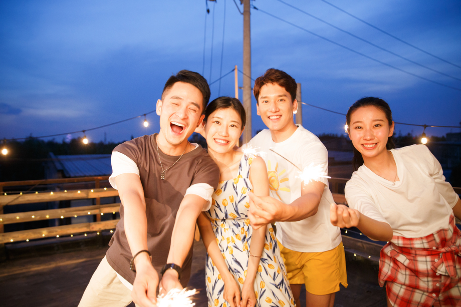 青年人聚会图片