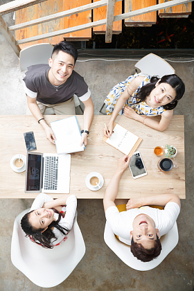 青年人在工作室里工作