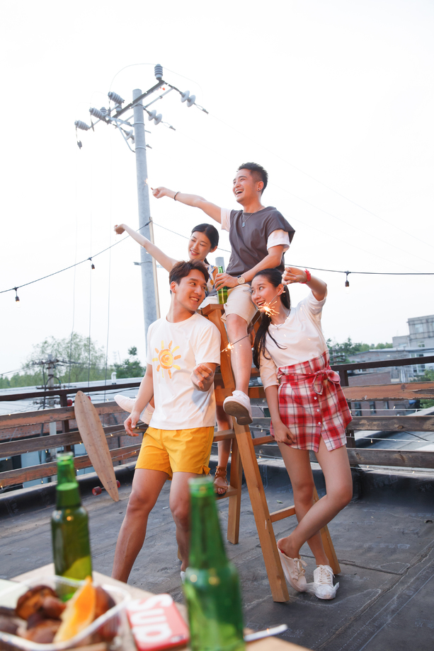 青年人聚会图片 青年人聚会图片