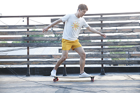 青年男人玩滑板