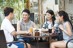 青年人聚会图片