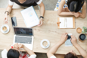 青年人在工作室里工作