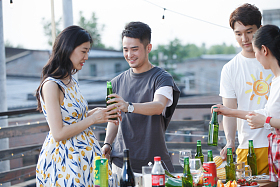 青年人聚会图片