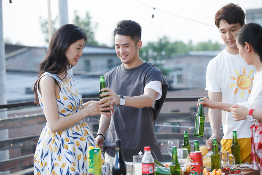 青年人聚会图片