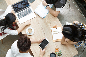 青年人在工作室里工作