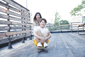 青年女人推着滑板车上的男友图片