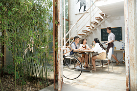 青年人喝咖啡图片