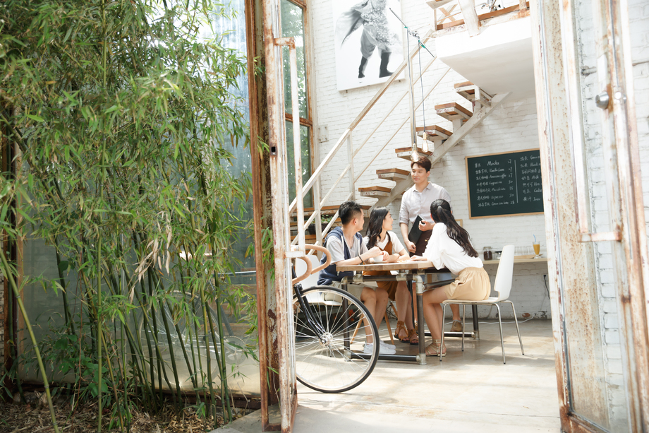 青年人喝咖啡 青年人喝咖啡