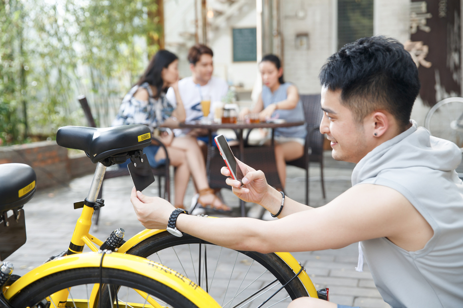 青年人扫描共享单车 青年人扫描共享单车
