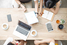 青年人在工作室里工作