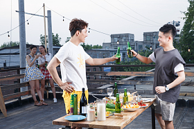 青年人聚会图片