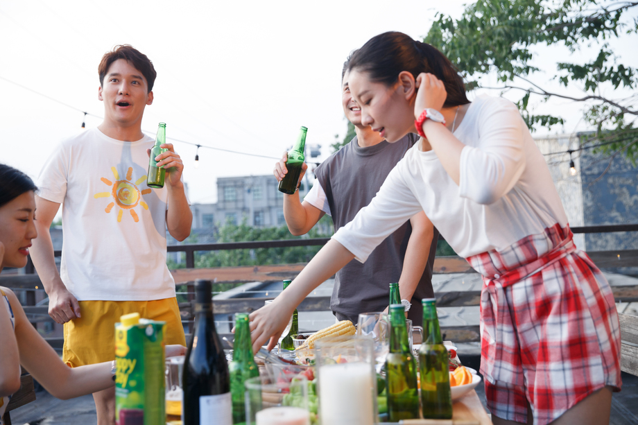 青年人聚会照片 青年人聚会照片