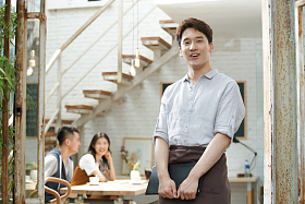 青年人喝咖啡图片