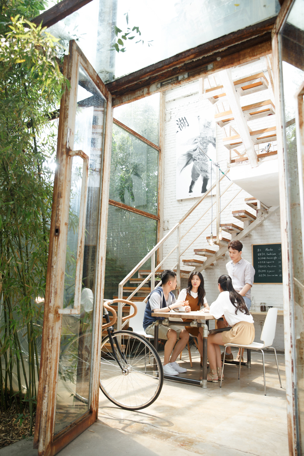 在工作室里的青年人照片 在工作室里的青年人照片