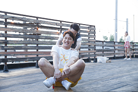 青年男人玩滑板