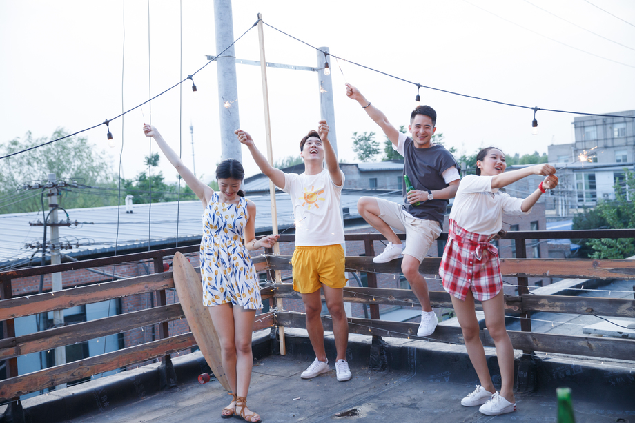 青年人聚 青年人聚