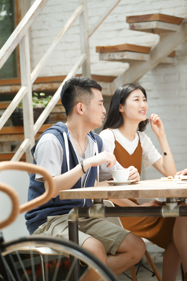 工作室里的青年人照片 工作室里的青年人照片