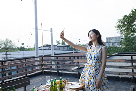 青年女人用手机拍照图片