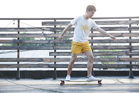 青年男人玩滑板图片