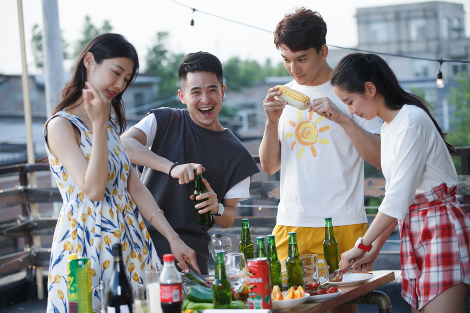 青年人聚会照片