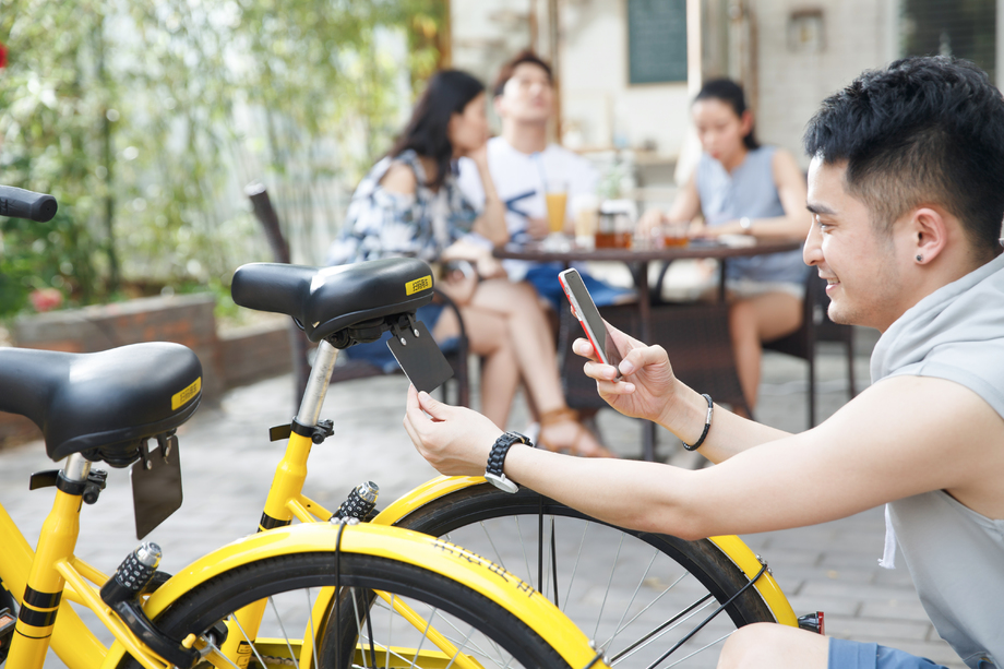 青年人扫描共享单车 青年人扫描共享单车
