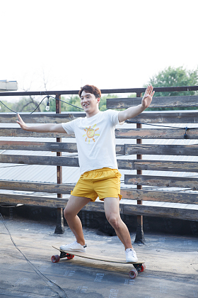 青年男人玩滑板