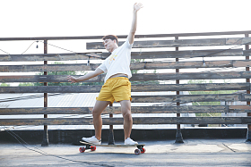 青年男人玩滑板照片