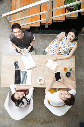 青年人在工作室里工作