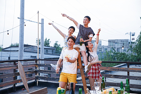 青年人聚会照片