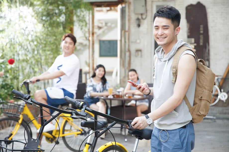 青年人扫描共享单车图片 青年人扫描共享单车图片