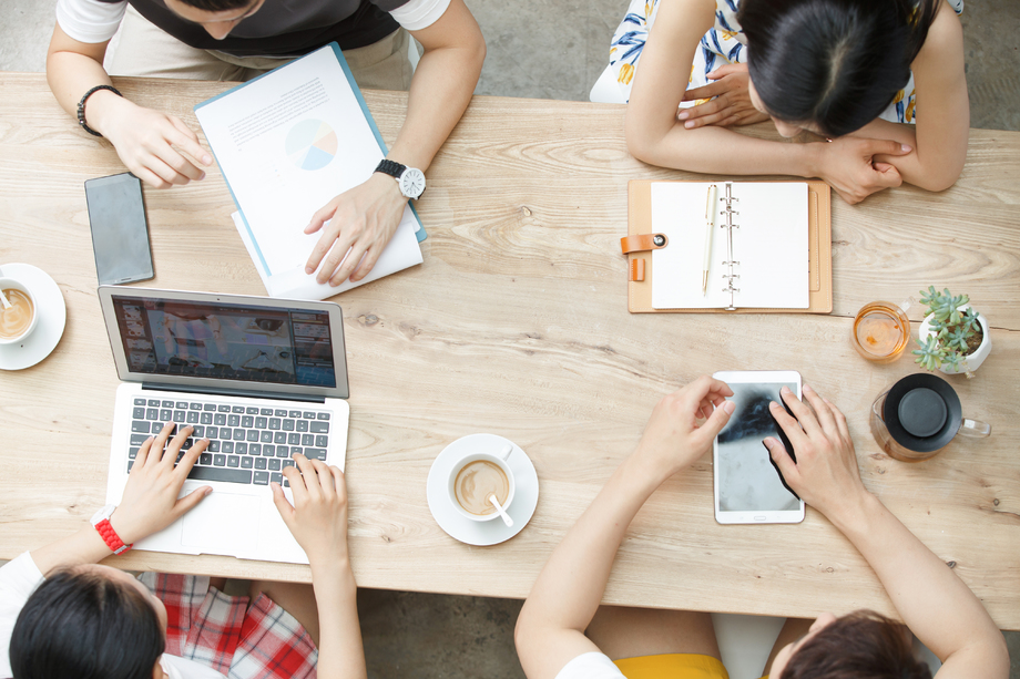 青年人在工作室里工作 青年人在工作室里工作