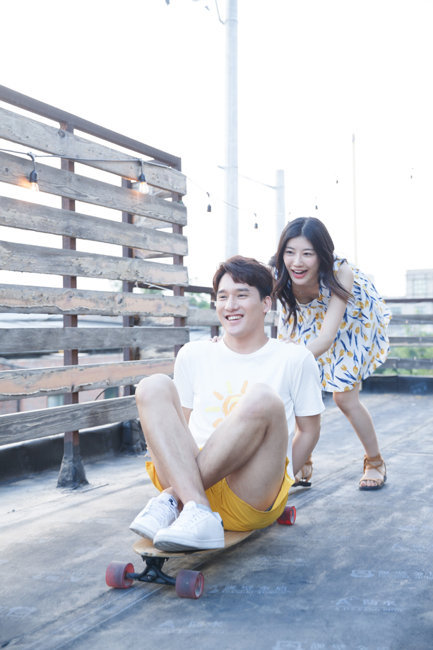 青年女人推着滑板车上的男友图片