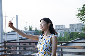 青年女人用手机拍照