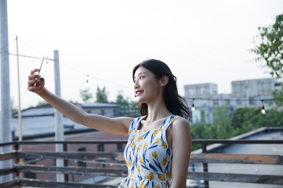 青年女人用手机拍照