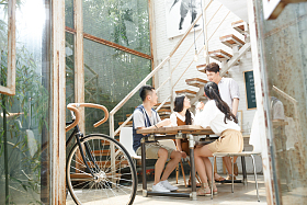 在工作室里的青年人照片