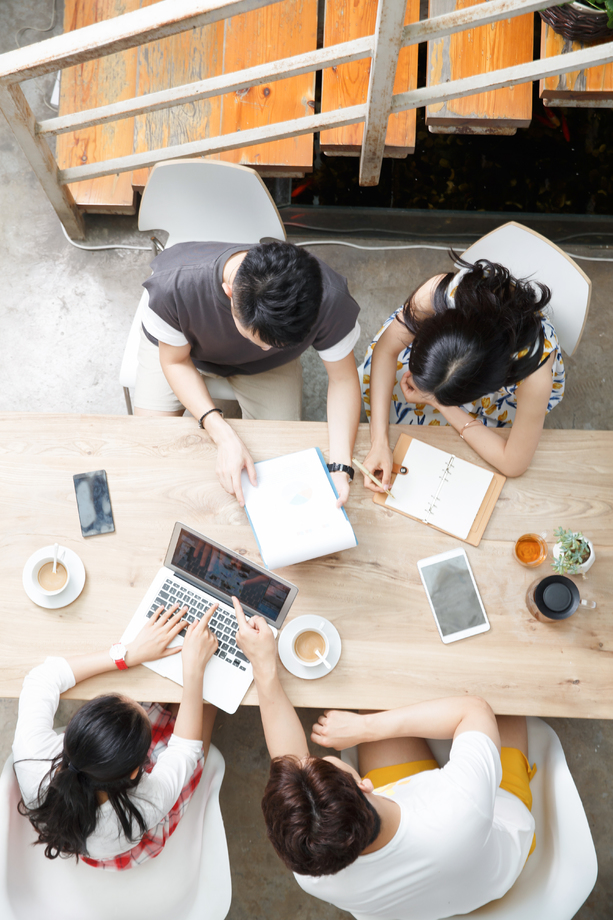 青年人在工作室里工作