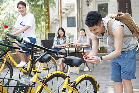 青年人扫描共享单车照片